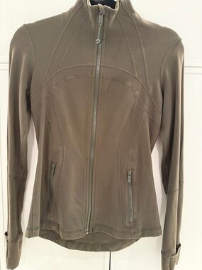 Lululemon Green size 6 define jacket. Very good condition.
